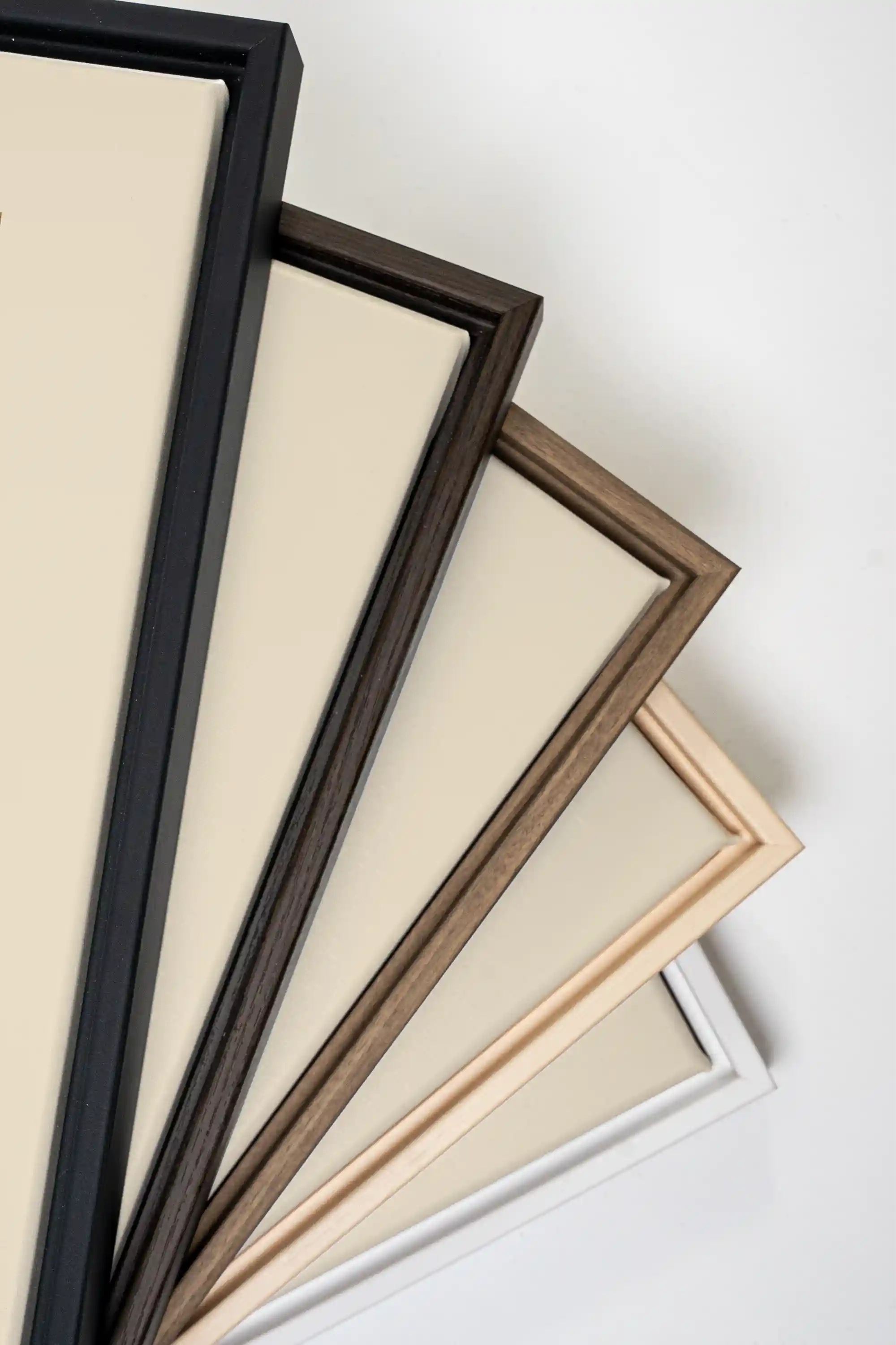 URBAN WINTER DAY, Oeuvre sur toile étirée, encadré Blanc