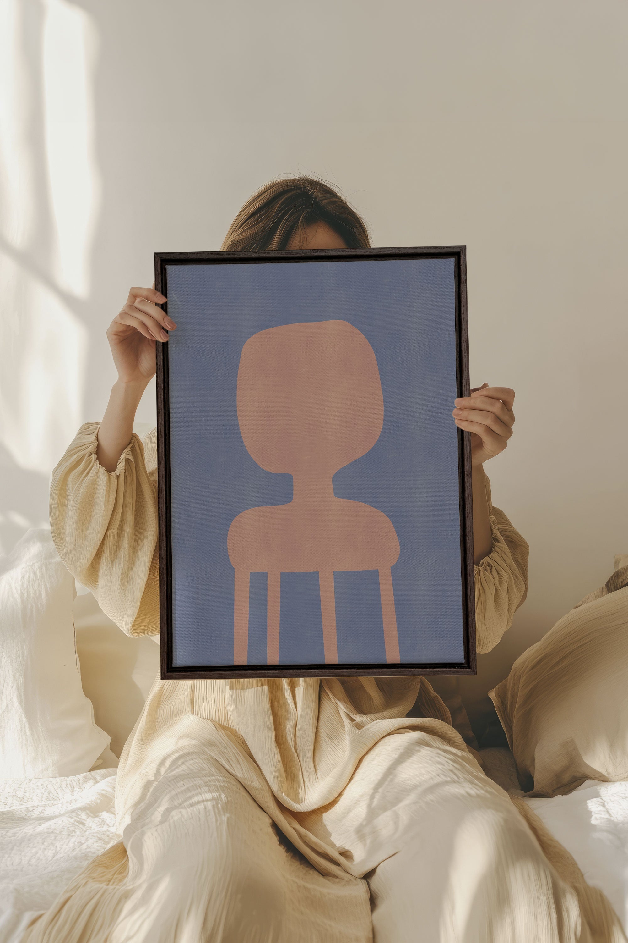 OLEKA CANVAS - THE PINK CHAIR, Oeuvre sur toile étirée, encadré Brun Noyer