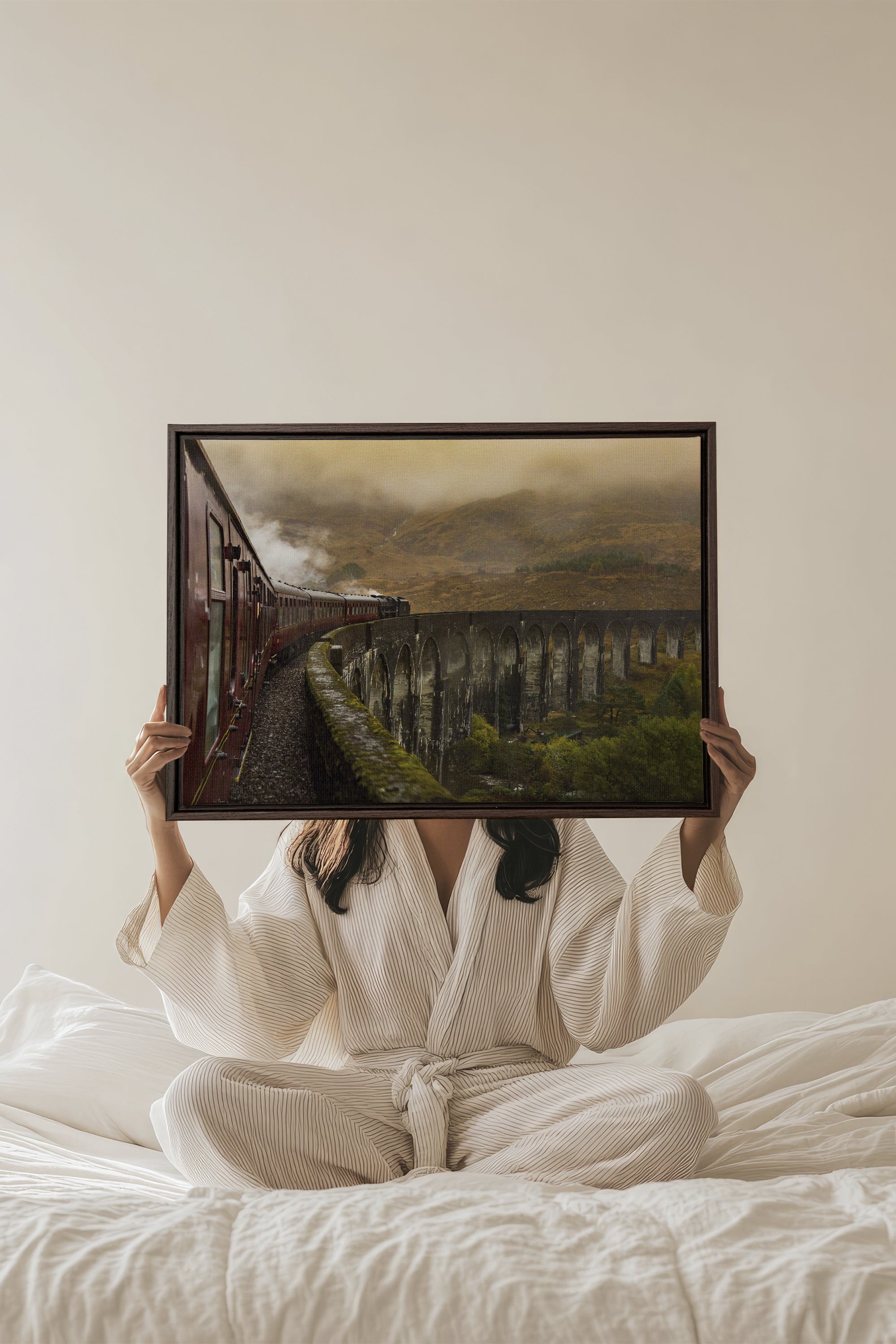 OLEKA CANVAS - ROUTE DU MYSTÈRE, Oeuvre sur toile étirée, encadré Brun Noyer