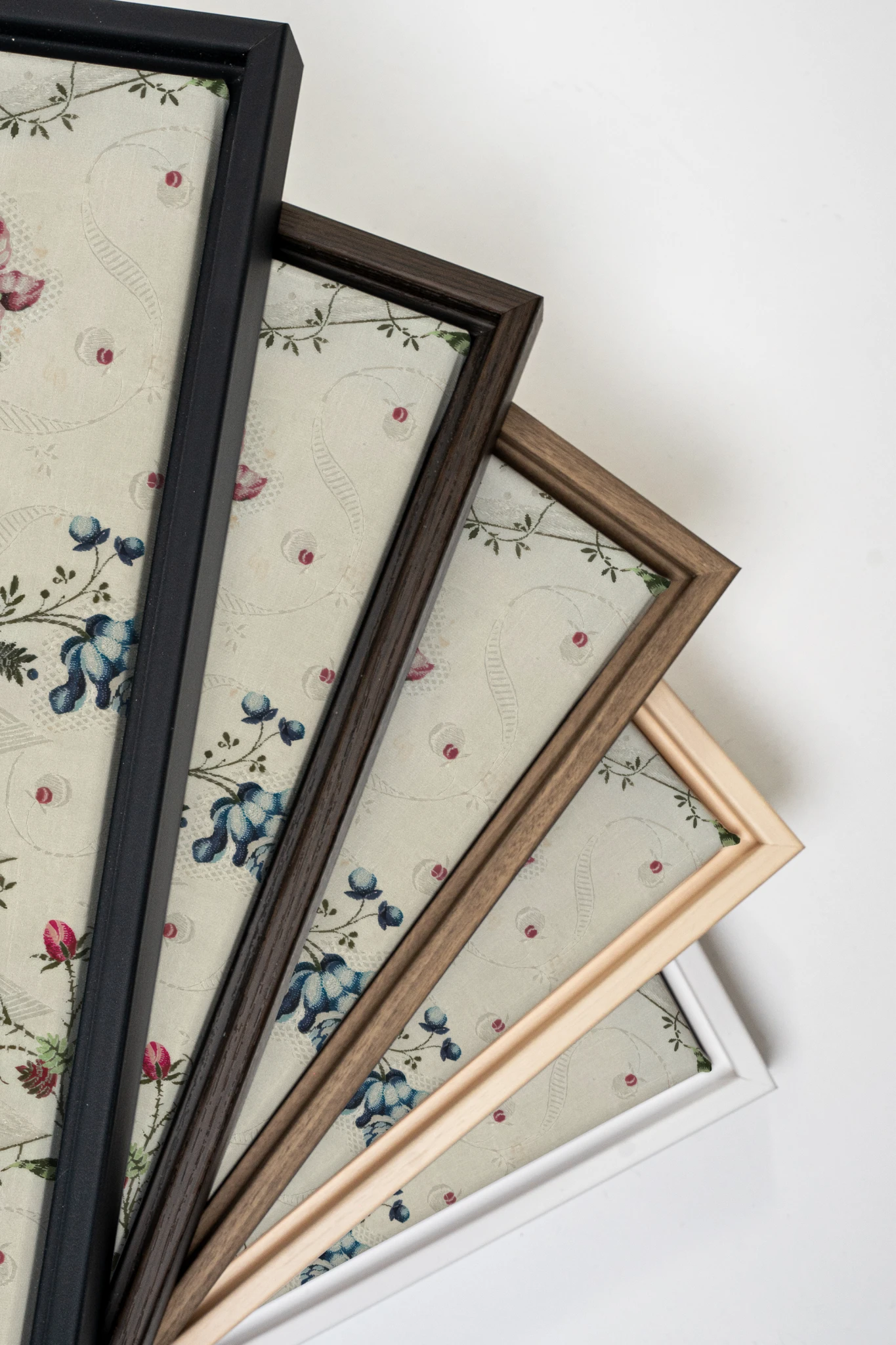 RUBAN DE ROSES, Oeuvre sur toile étirée, encadré Blanc