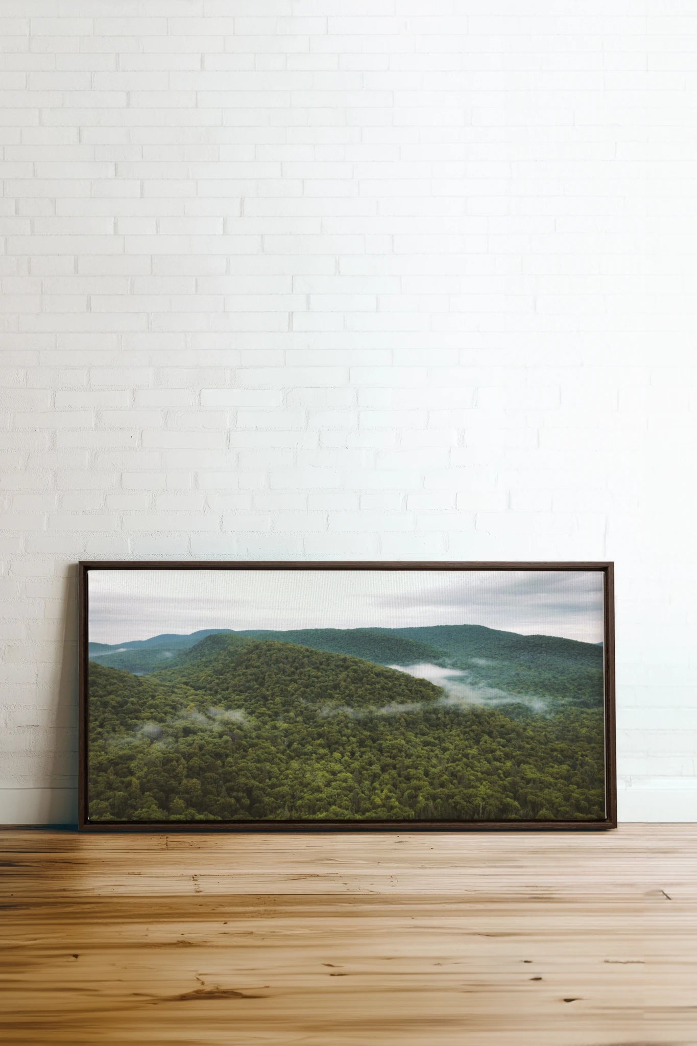 MONTAGNES VERTES, Oeuvre sur toile étirée, encadré Brun Noyer