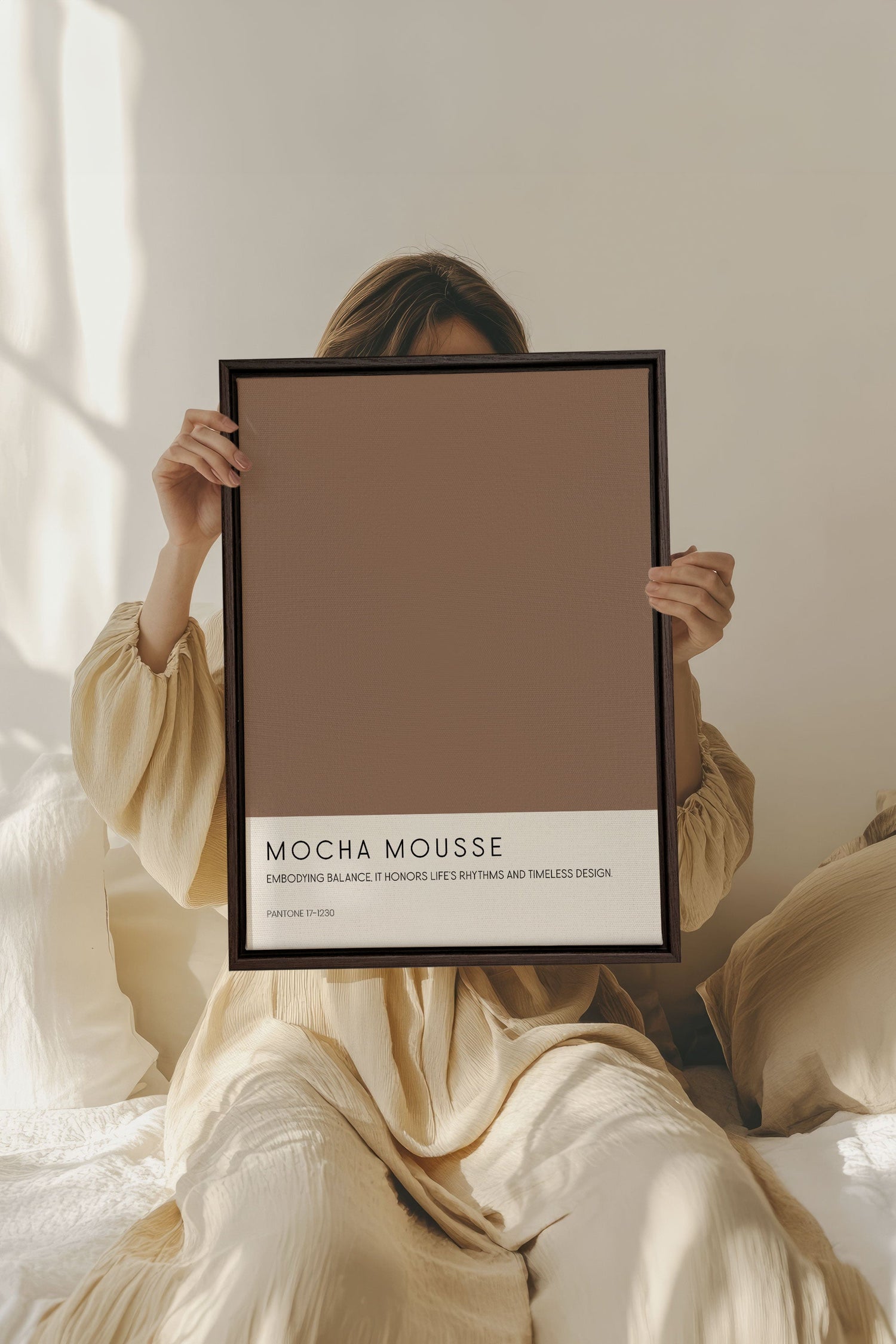 OLEKA CANVAS - MOCHA MOUSSE, Oeuvre sur toile étirée, encadré Brun Noyer