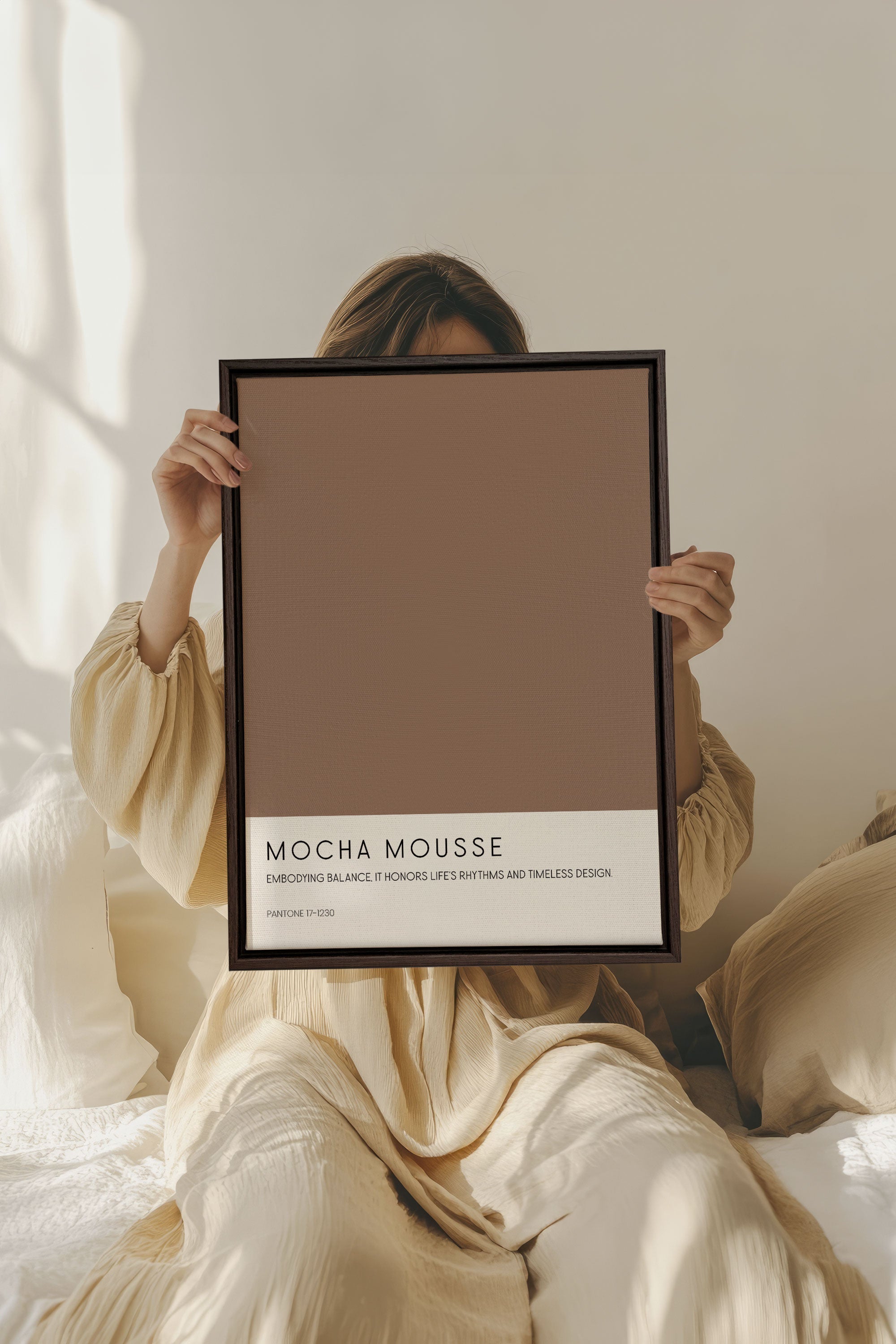 OLEKA CANVAS - MOCHA MOUSSE, Oeuvre sur toile étirée, encadré Brun Noyer