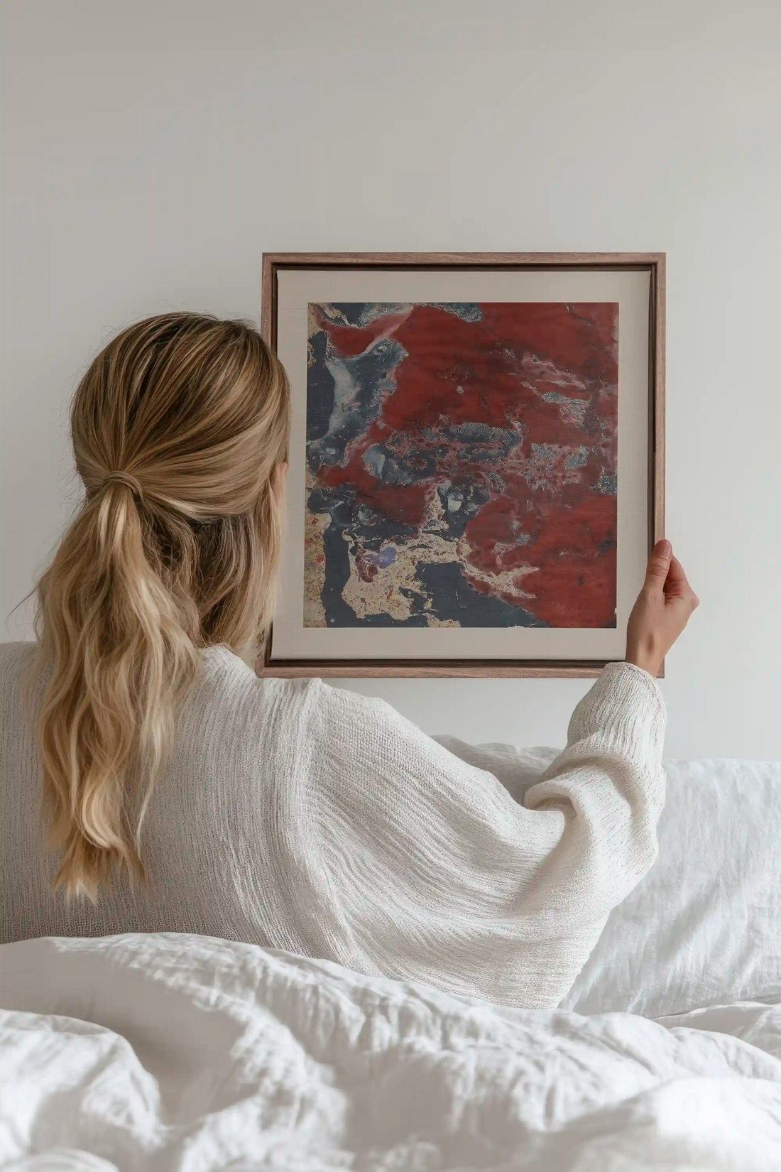 ROUGE POLAIRE, Oeuvre sur toile étirée, encadré Brun Chêne