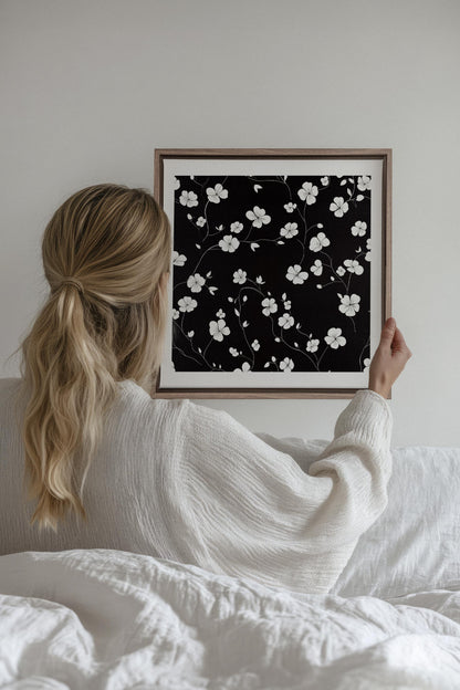 OLEKA CANVAS - NOCTURNAL BLOOMS, Oeuvre sur toile étirée, encadré Brun Chêne
