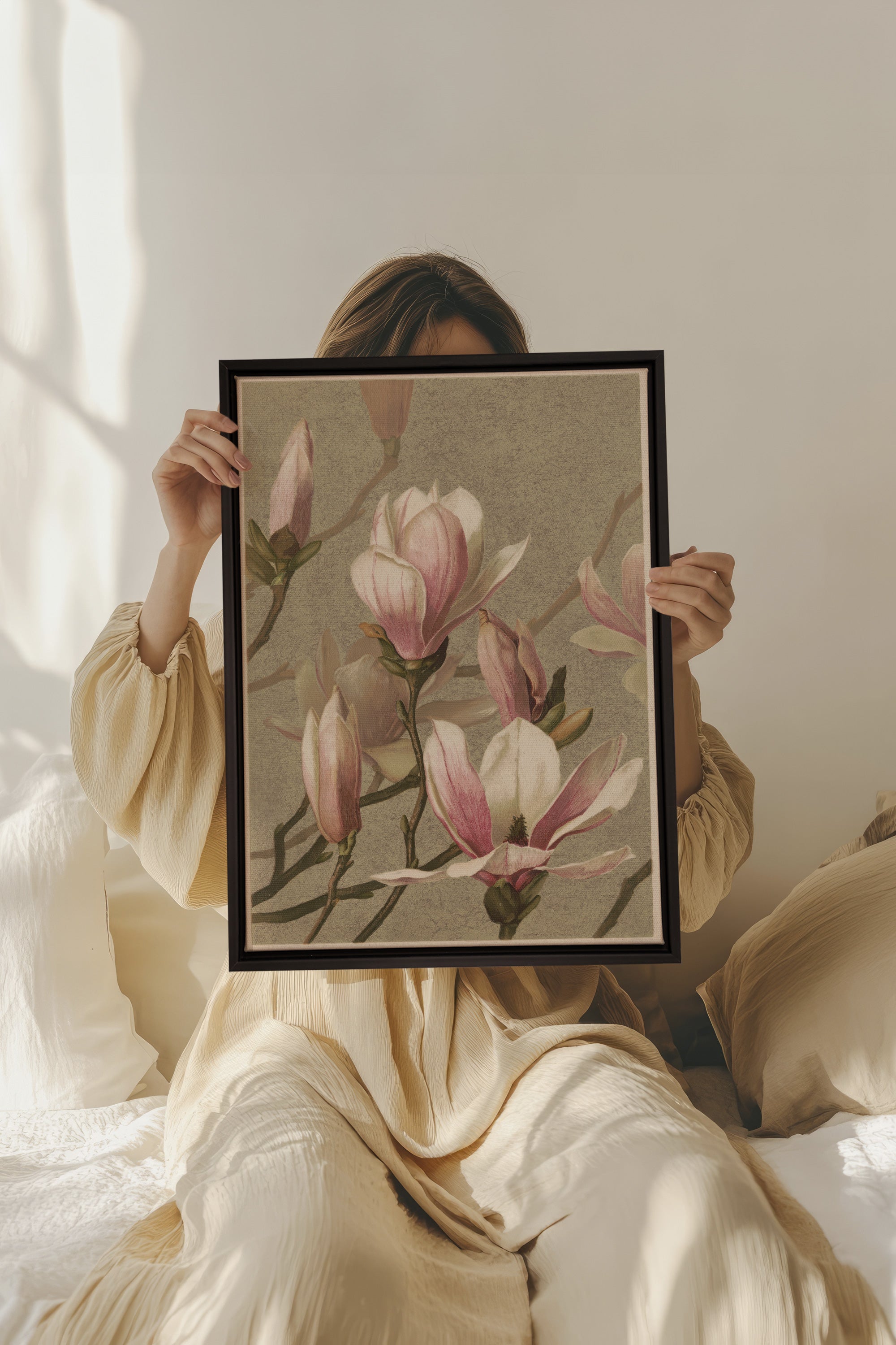 MAGNOLIA WHISPER, Oeuvre sur toile étirée, encadré Noir