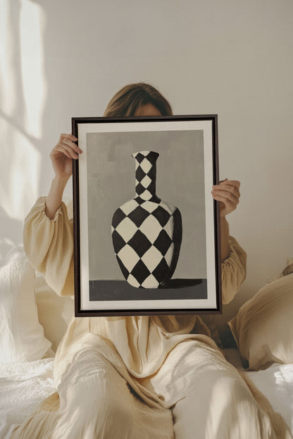 OLEKA CANVAS - VASE EN DAMIER, Oeuvre sur toile étirée, encadré Brun Noyer