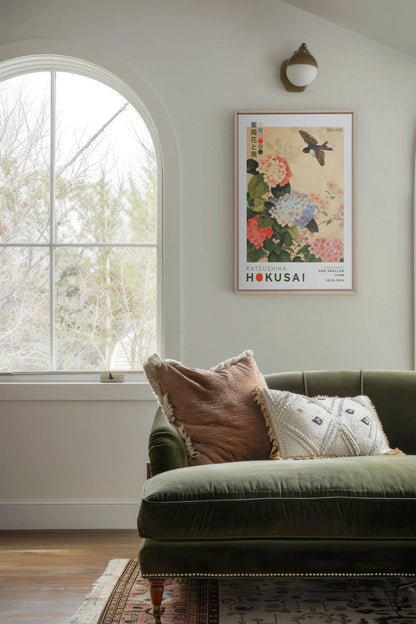 OLEKA CANVAS - HYDRANGEA AND SWALLOW, Oeuvre sur toile étirée, encadré Naturel Clair