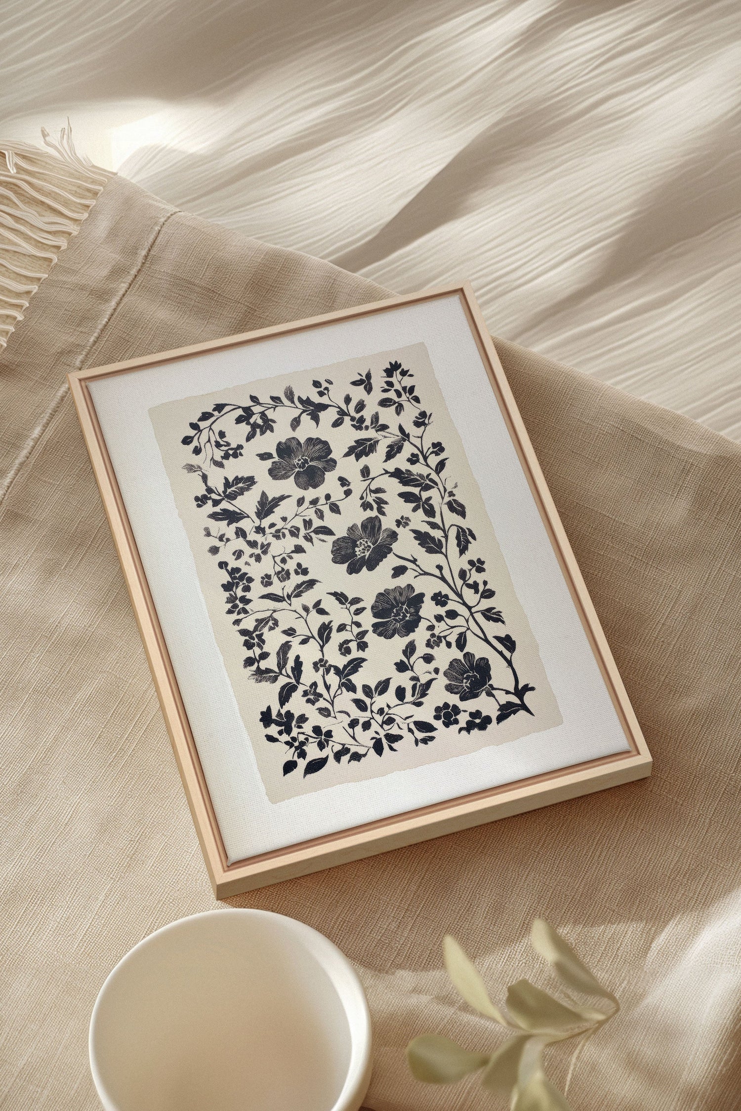 OLEKA CANVAS - FLORAL SHADOW, Oeuvre sur toile étirée, encadré Naturel Clair