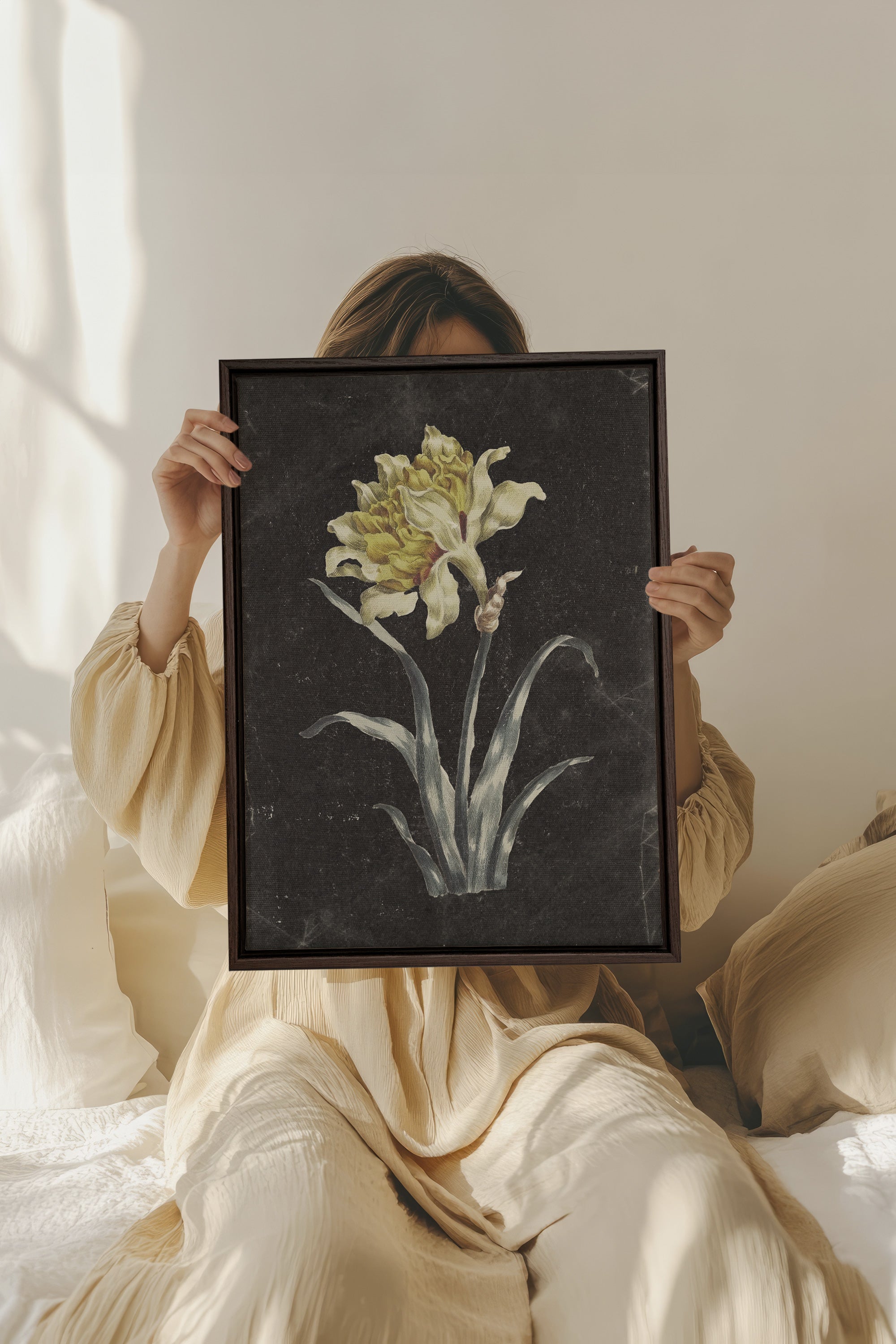 PRECIOUS FLORA, Oeuvre sur toile étirée, encadré Brun Noyer