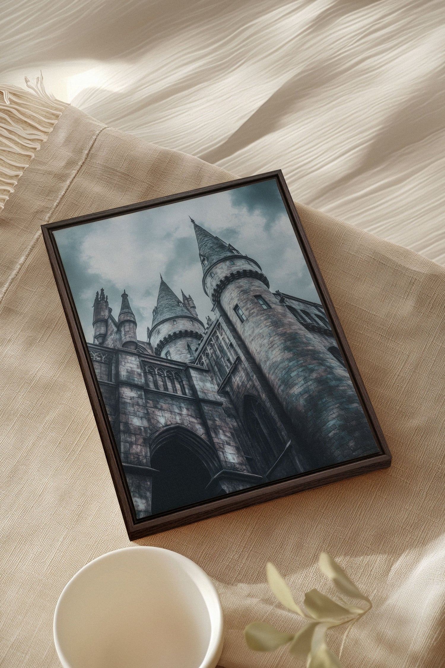 OLEKA CANVAS - CITÉ DES SORCIERS, Oeuvre sur toile étirée, encadré Brun Noyer