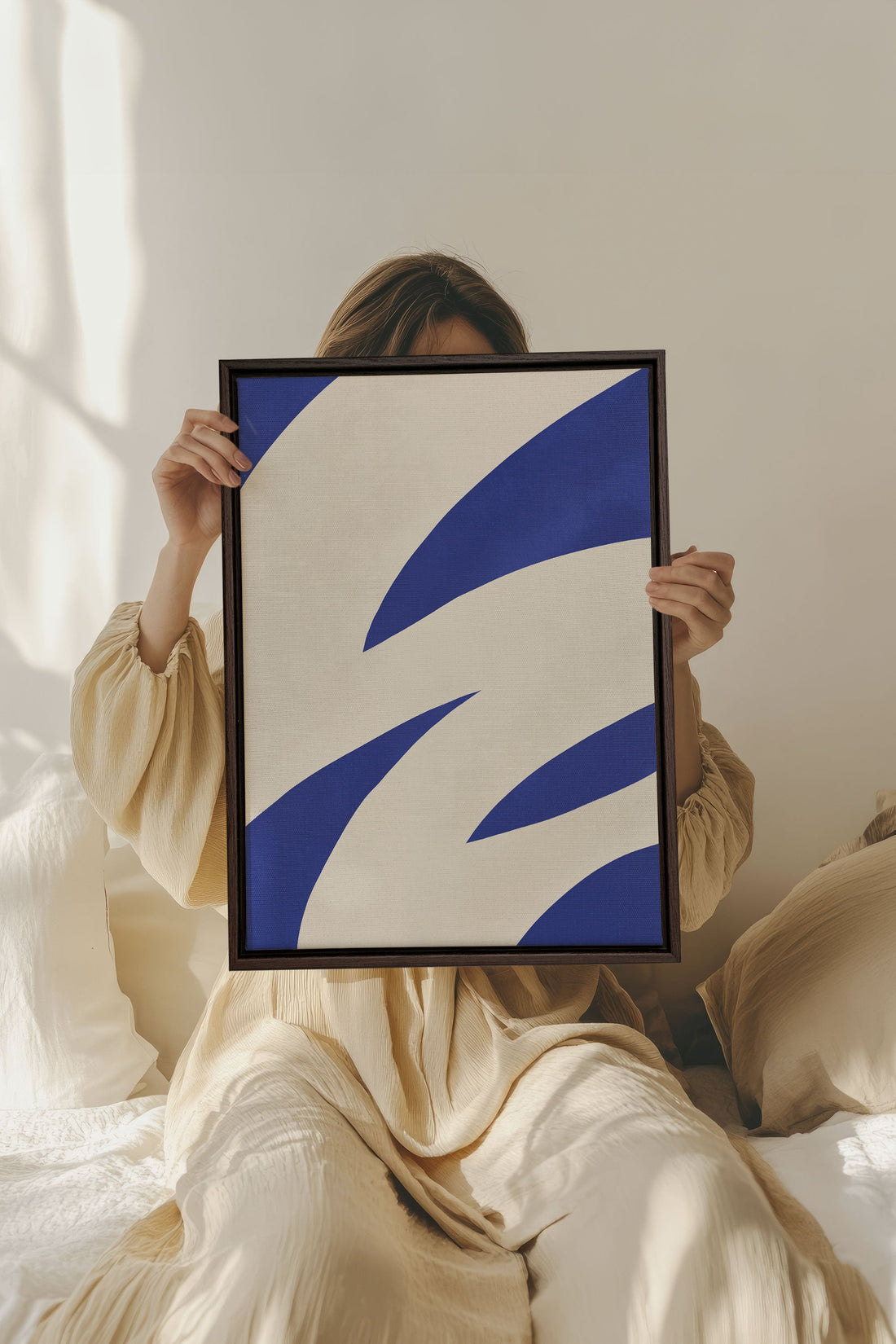 OLEKA CANVAS - COBALT FLOW, Oeuvre sur toile étirée, encadré Brun Noyer