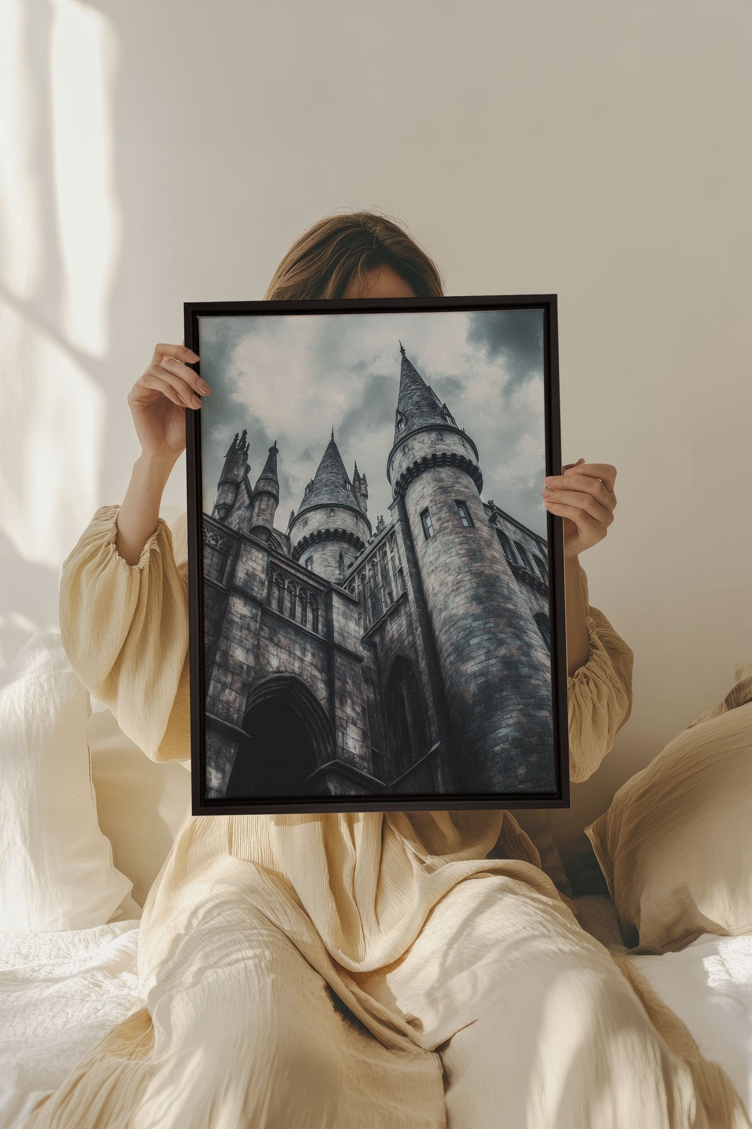 OLEKA CANVAS - CITÉ DES SORCIERS, Oeuvre sur toile étirée, encadré Noir