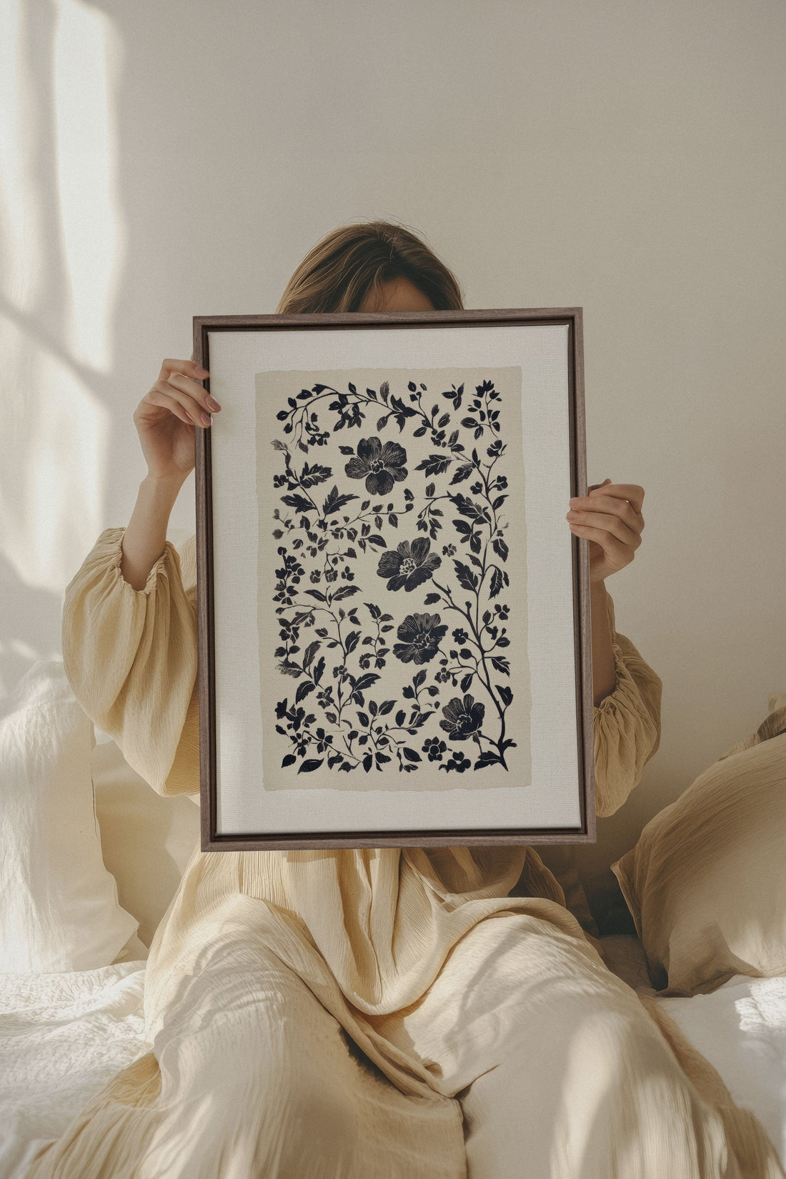 OLEKA CANVAS - FLORAL SHADOW, Oeuvre sur toile étirée, encadré Brun Chêne