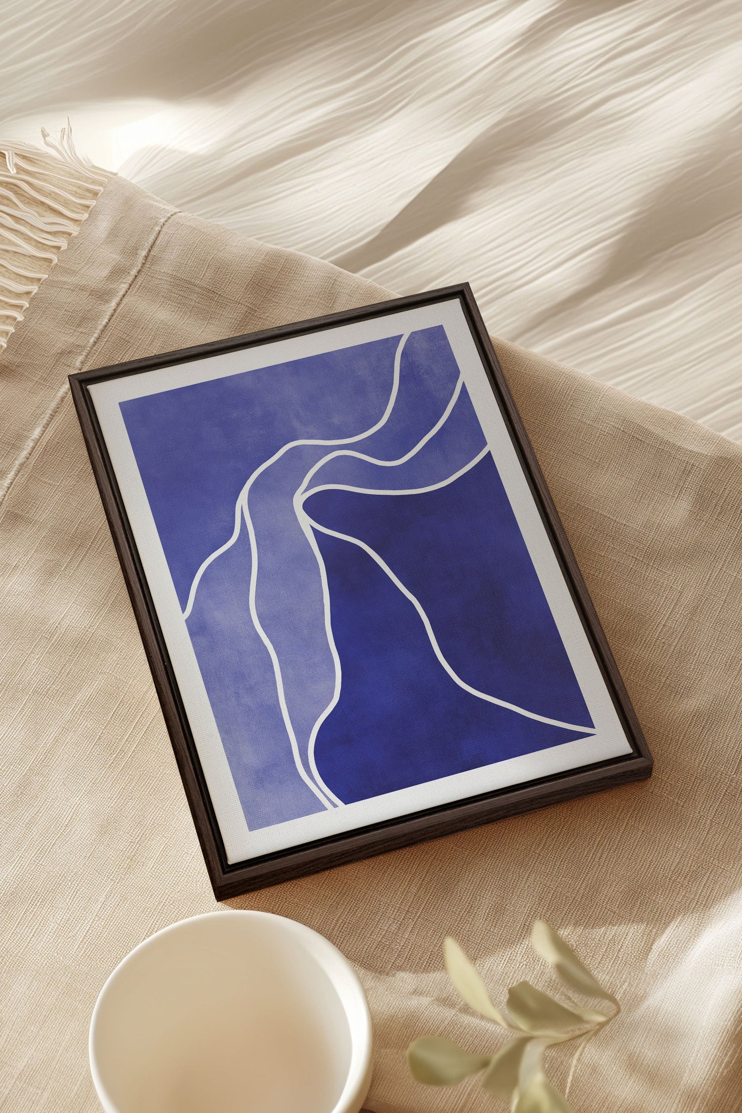 OLEKA CANVAS - REFLET INDIGO, Oeuvre sur toile étirée, encadré Brun Noyer