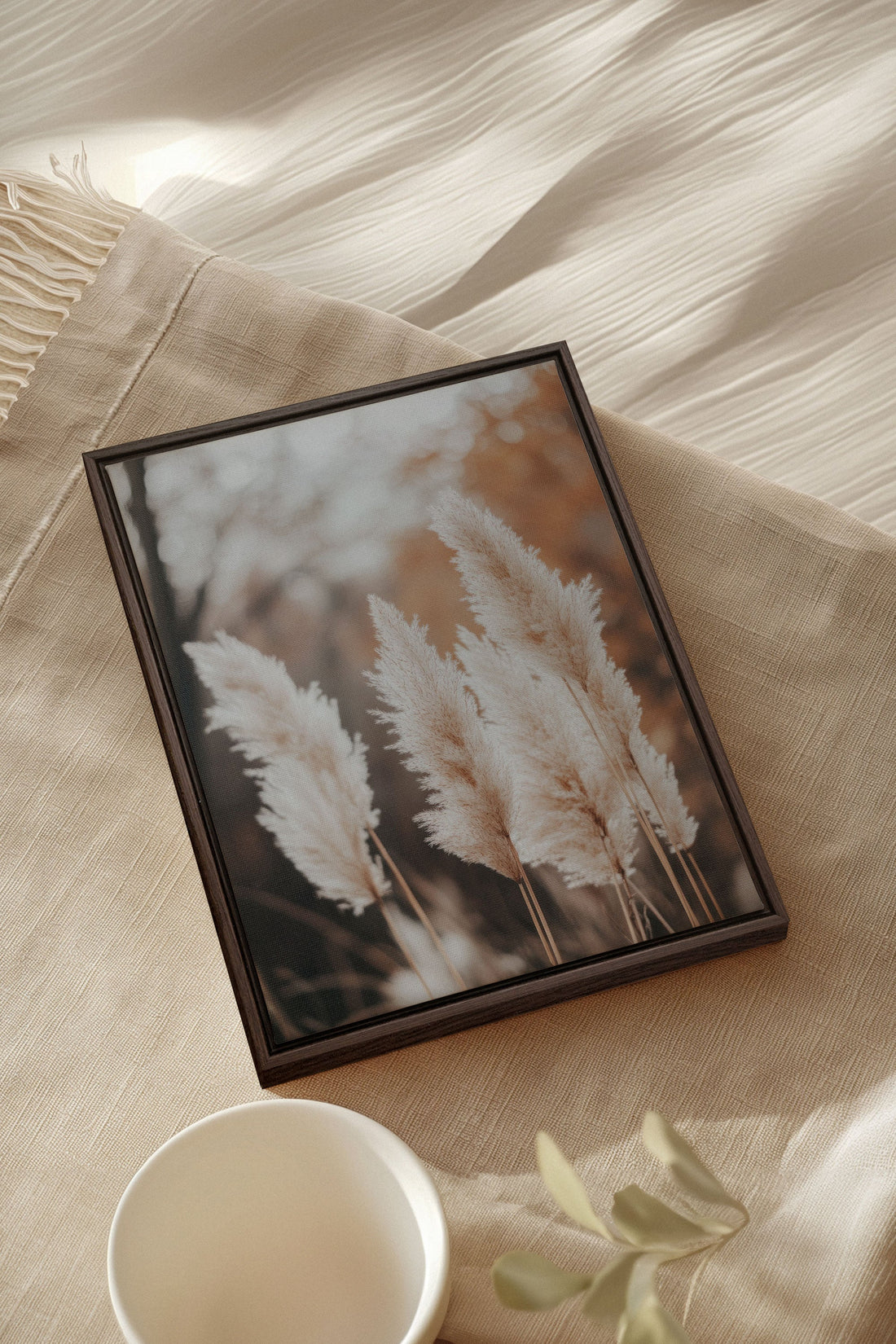 OLEKA CANVAS - GOLDEN FEATHER, Oeuvre sur toile étirée, encadré Brun Noyer