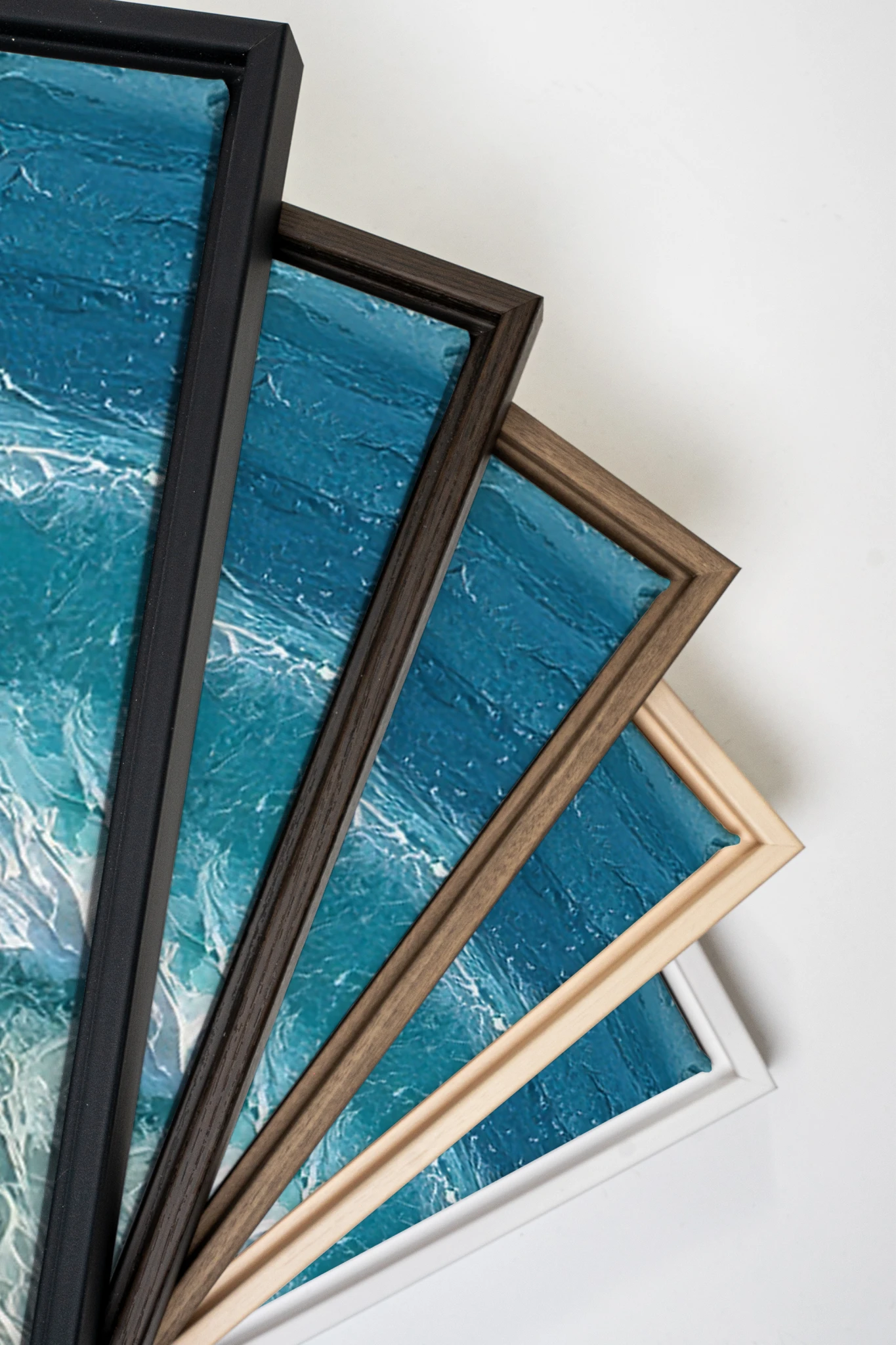 BLEU SALÉ, Oeuvre sur toile étirée, encadré Noir