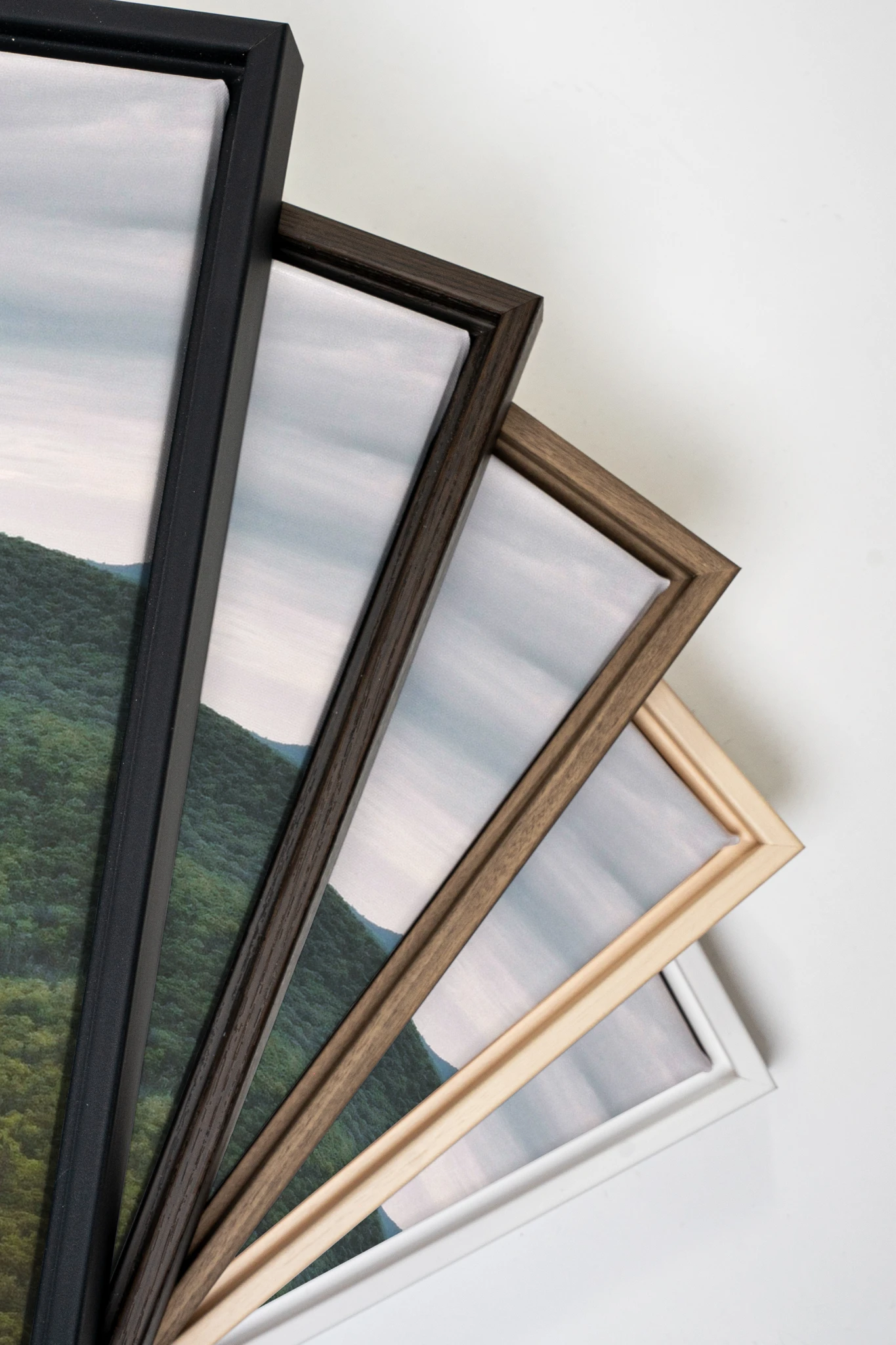 MONTAGNES VERTES, Oeuvre sur toile étirée, encadré Noir
