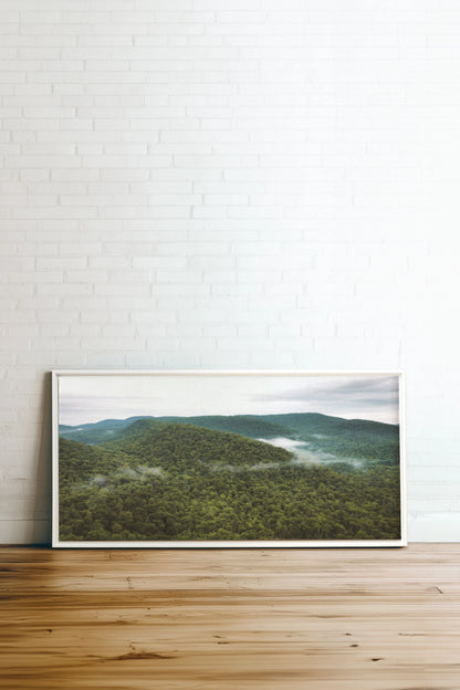MONTAGNES VERTES, Oeuvre sur toile étirée, encadré Blanc