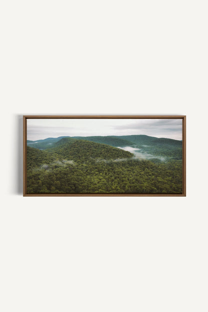 MONTAGNES VERTES, Oeuvre sur toile étirée, encadré Brun Chêne