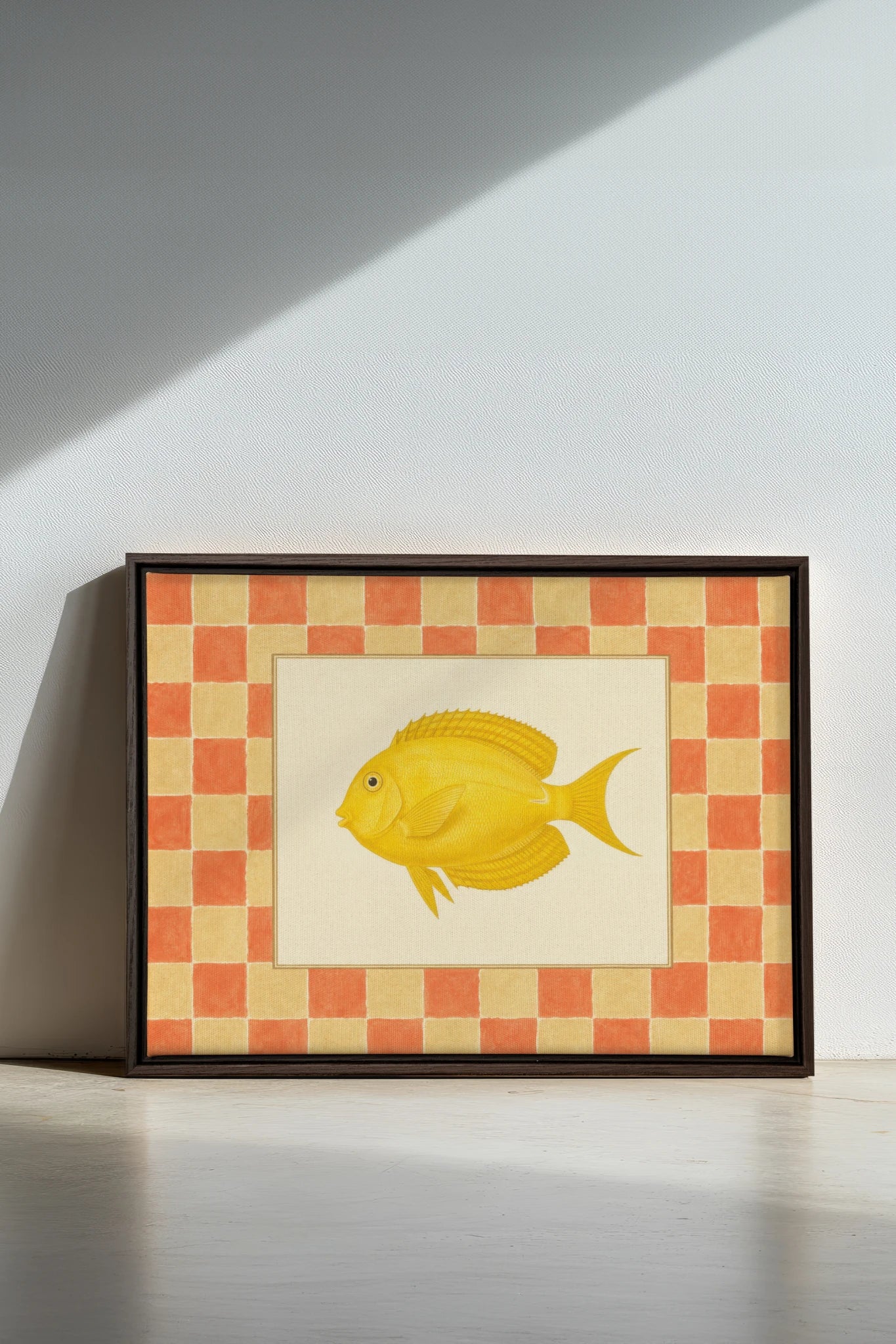 SUNLIT FISH, Oeuvre sur toile étirée, encadré Brun Noyer